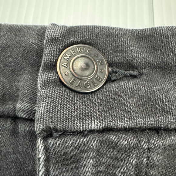 G40. Women’s American Eagle Outfitters Black Distressed Denim Skirt (12) - Picture 5 of 11